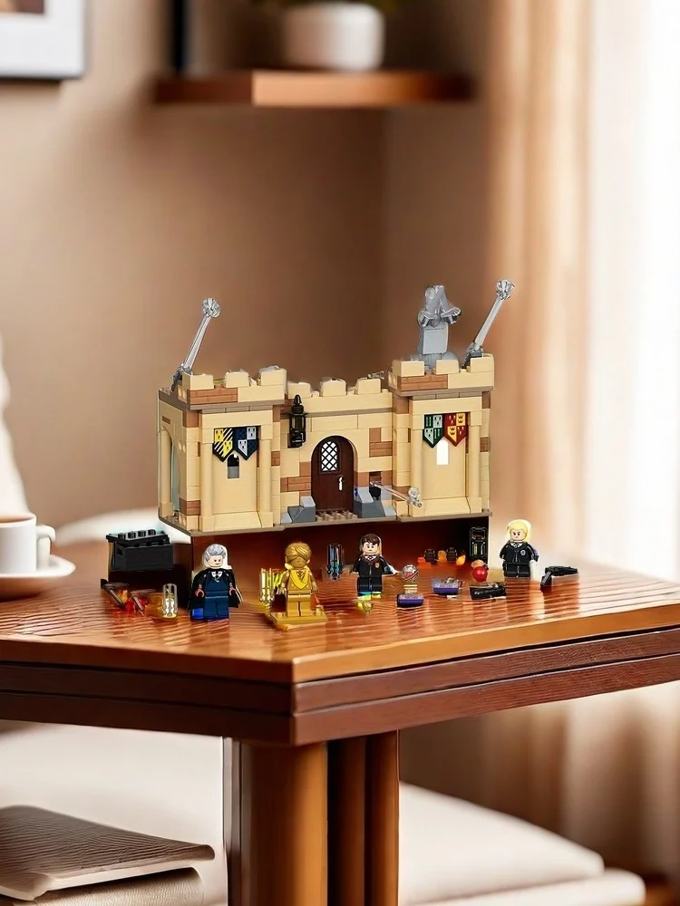 76395 Kits modulares LEGO que as crianças podem construir e reformar para criar seu próprio modelo do Castelo de Hogwarts