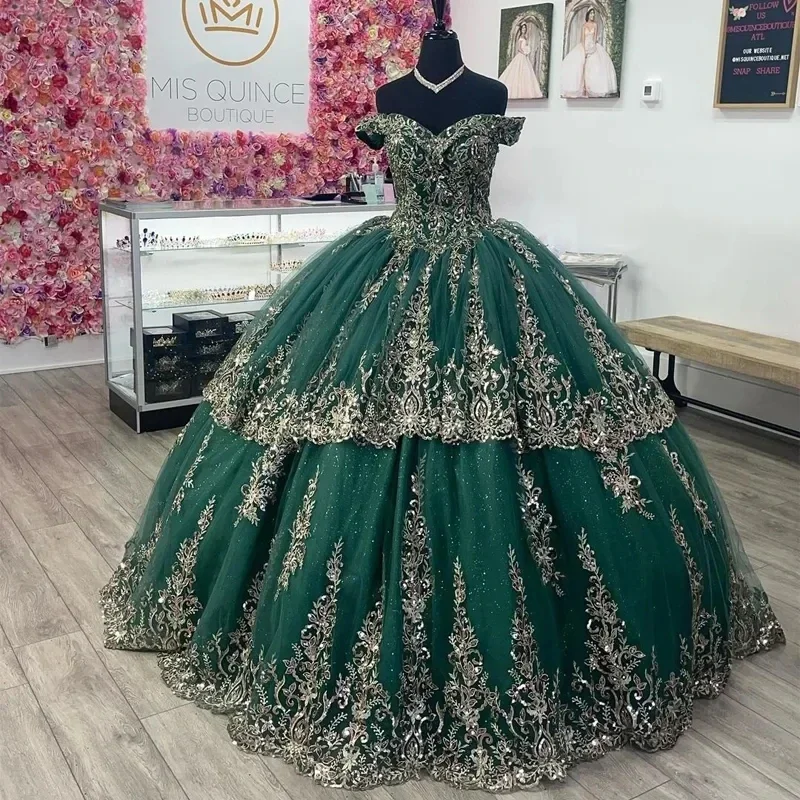 Abiti da ballo verde smeraldo scintillante abiti da Quinceanera Appliques formali con spalle scoperte Sweet 15 Prom Masquerade Party Dress