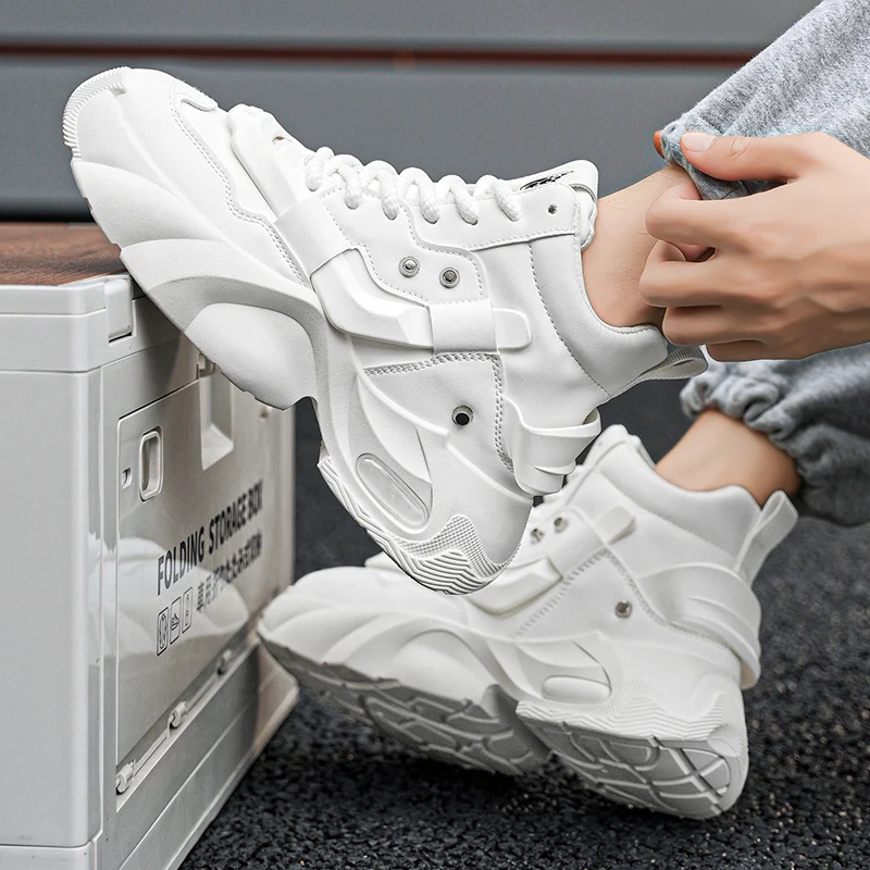 Herren-High-Top-Sneaker mit dicker Sohle, schlichter, aber hochwertiger Textur, mit dicken Schnürsenkeln und Metallnieten-Verzierung, luftgepolsterte dicke Sohlen für zusätzliche Höhe und Stoßdämpfung, erhältlich in Schwarz und Weiß, mit trendigem und robustem Design, geeignet für Herbst- und Winterkleidung, ideal für tägliche Ausflüge, Street-Casual-Looks und verschiedene andere Anlässe. – Detail 8