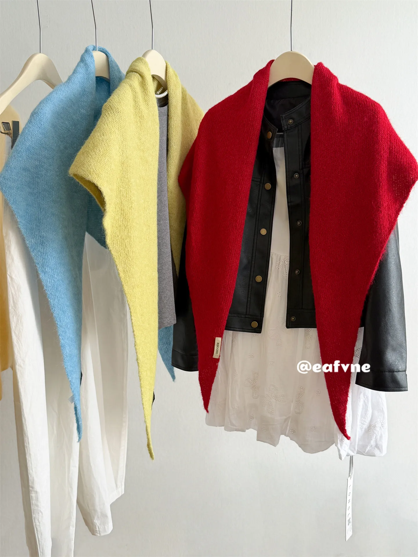 

Вязаная треугольная шаль-накидка большого размера для женщин, синяя, с белым узором, согревающая шею, для защиты от кондиционера