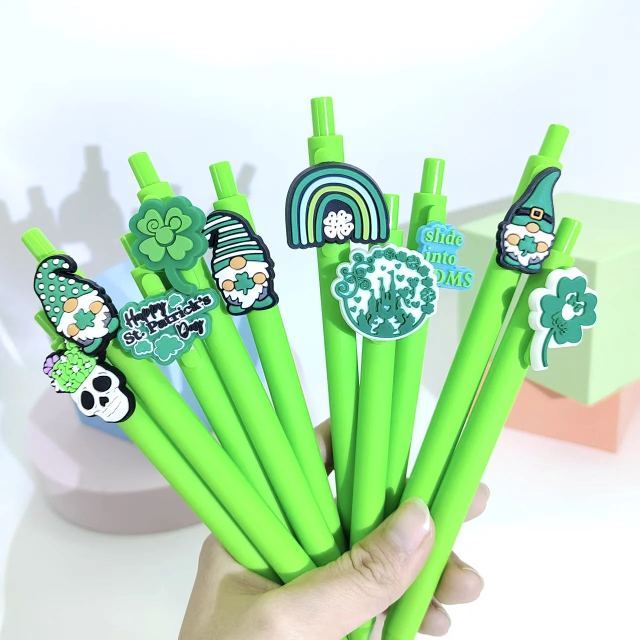 

10PCS Saint Patrick's Day Green Series Ballpoint Pens with Irish Theme Stickers, Creative Gift Pens, Style Random.