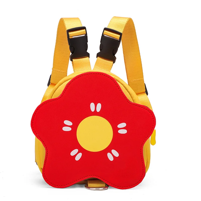 

Pet mini bag can be hung with a leash.