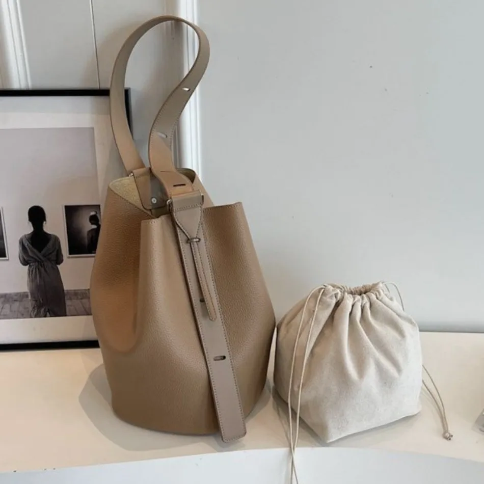 

Retro bag female 2025 super fire new fashion large-capacity commuting shoulder mother bag leisure hundred with bucket bags