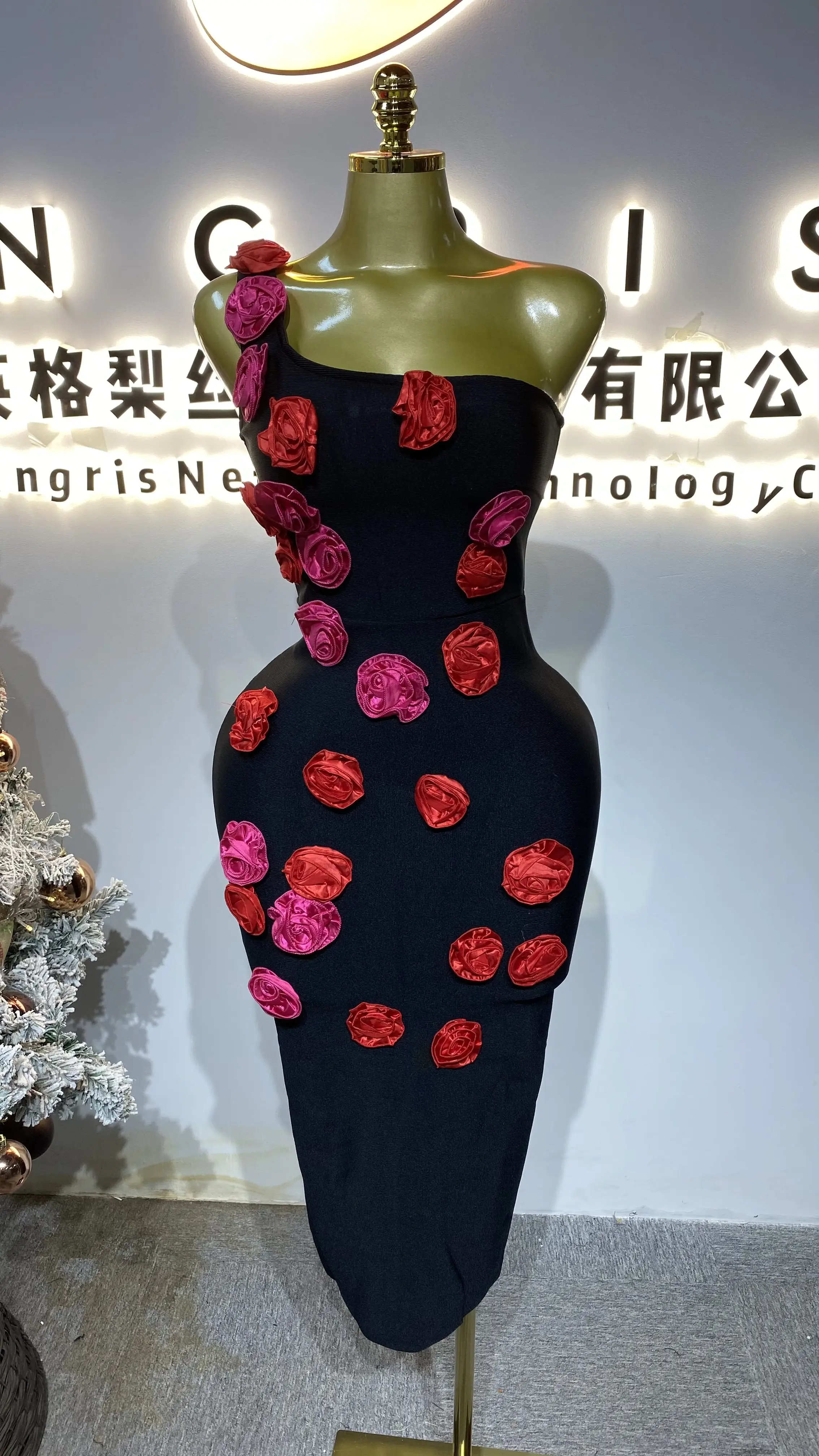 

Black one-shoulder bodycon dress, sexy and beautiful floral dress, women's bandage dress.-GZXX398