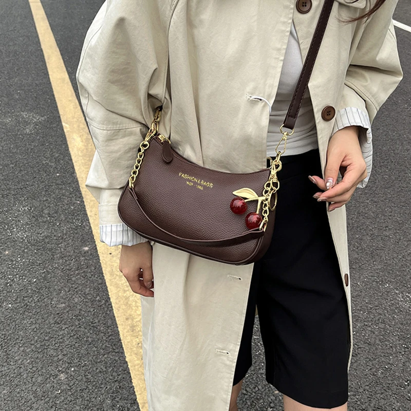 Schwarze Damen-Umhängetasche aus Kunstleder mit Kirsch-Anhänger, Casual-Stil für Arbeit, Reisen und den täglichen Gebrauch, Unterarmtasche, Handtasche – Detail 3