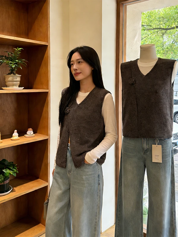 

plus Size Women's Knitted Sleeveless Vest Spring 2026 Floral Design Casual Style V-Neck Warmth Inner Wear Thickened Loose Fit