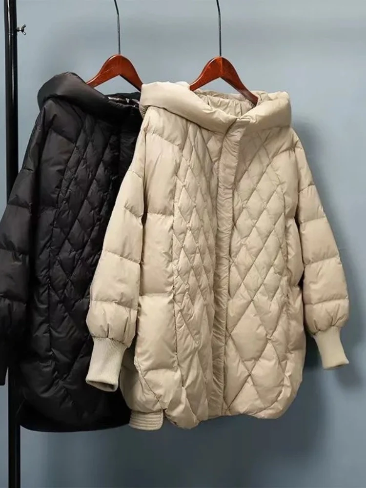 เสื้อแจ็คเก็ตดาวน์ใหม่ปี 2025 สำหรับผู้หญิง เสื้อโค้ทกันหนาวแบบมีฮู้ดทรงหลวม ขนเป็ดขาว 90% เสื้อพัฟเฟอร์ลำลองสำหรับผู้หญิง เสื้อโค้ทกันหนาวหนา อุ่น สวมทับ เสื้อคลุมกันหิมะ
