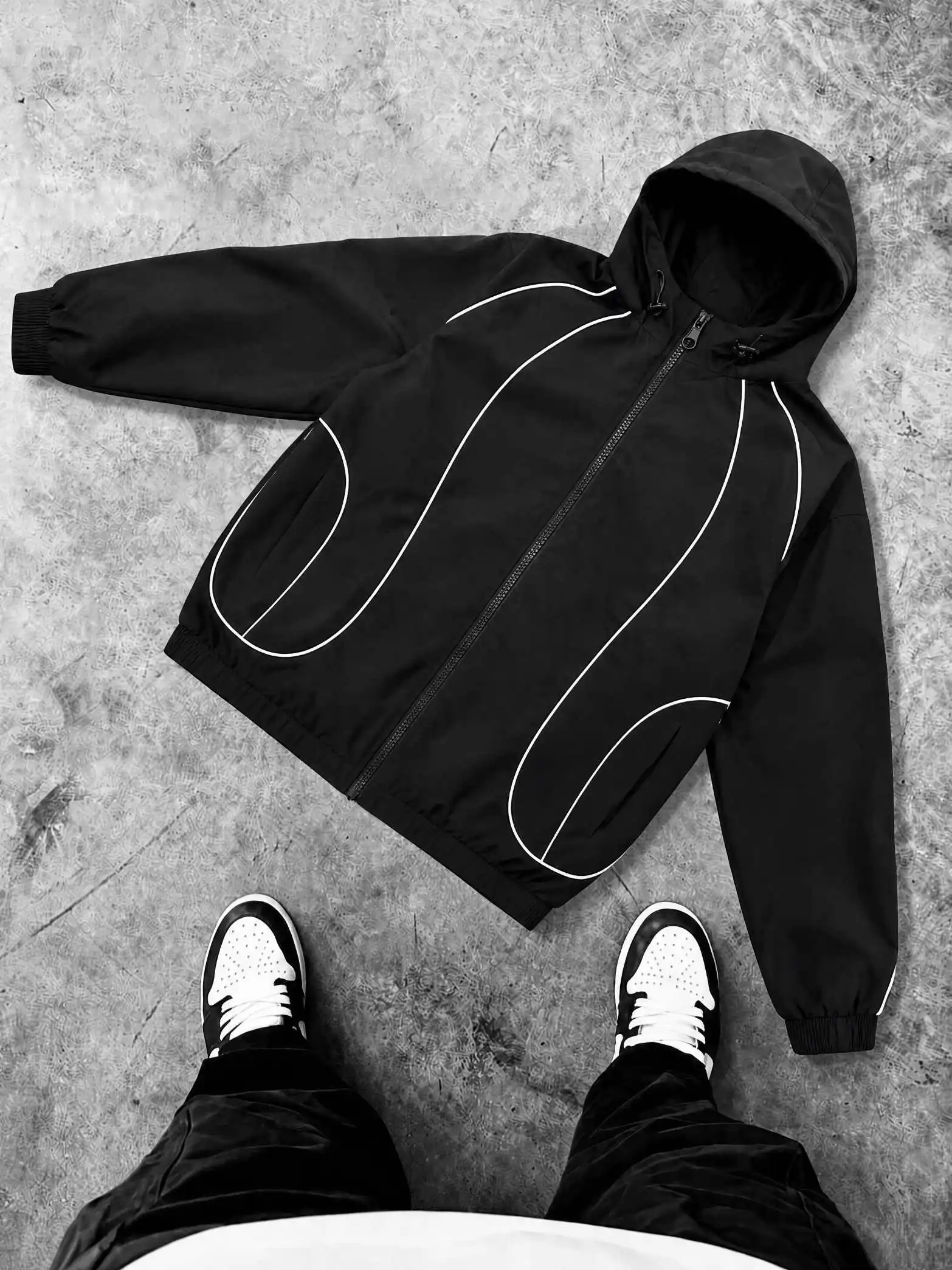 Herren-Streetwear-Jacke mit Kapuze, mehrfarbig, mit weißen Konturlinien, elastischen Bündchen und Saum, lockerer, winddichter Mantel, verstellbare Kapuze mit Kordelzug, lässige Sport-Oberbekleidung für den Herbst. – Detail 8