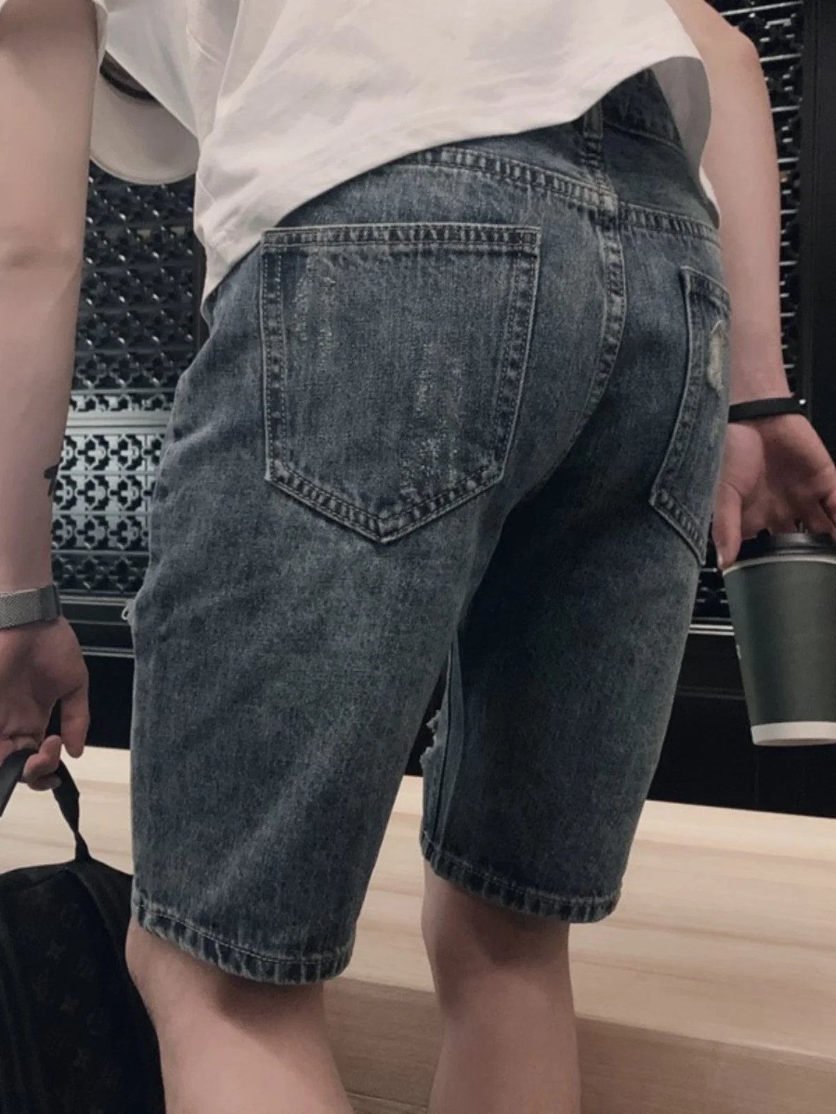 

Мужские джинсовые шорты в стиле ретро с дырками, модные свободные прямые летние тонкие бриджи, повседневные молодежные джинсы со средней посадкой