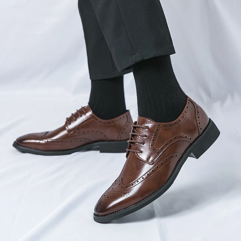 

Classic British Gentleman Leather Shoes Carved Floral Brogue Casual Rear Heel Small Cloth Label Fashionable Men's Shoes