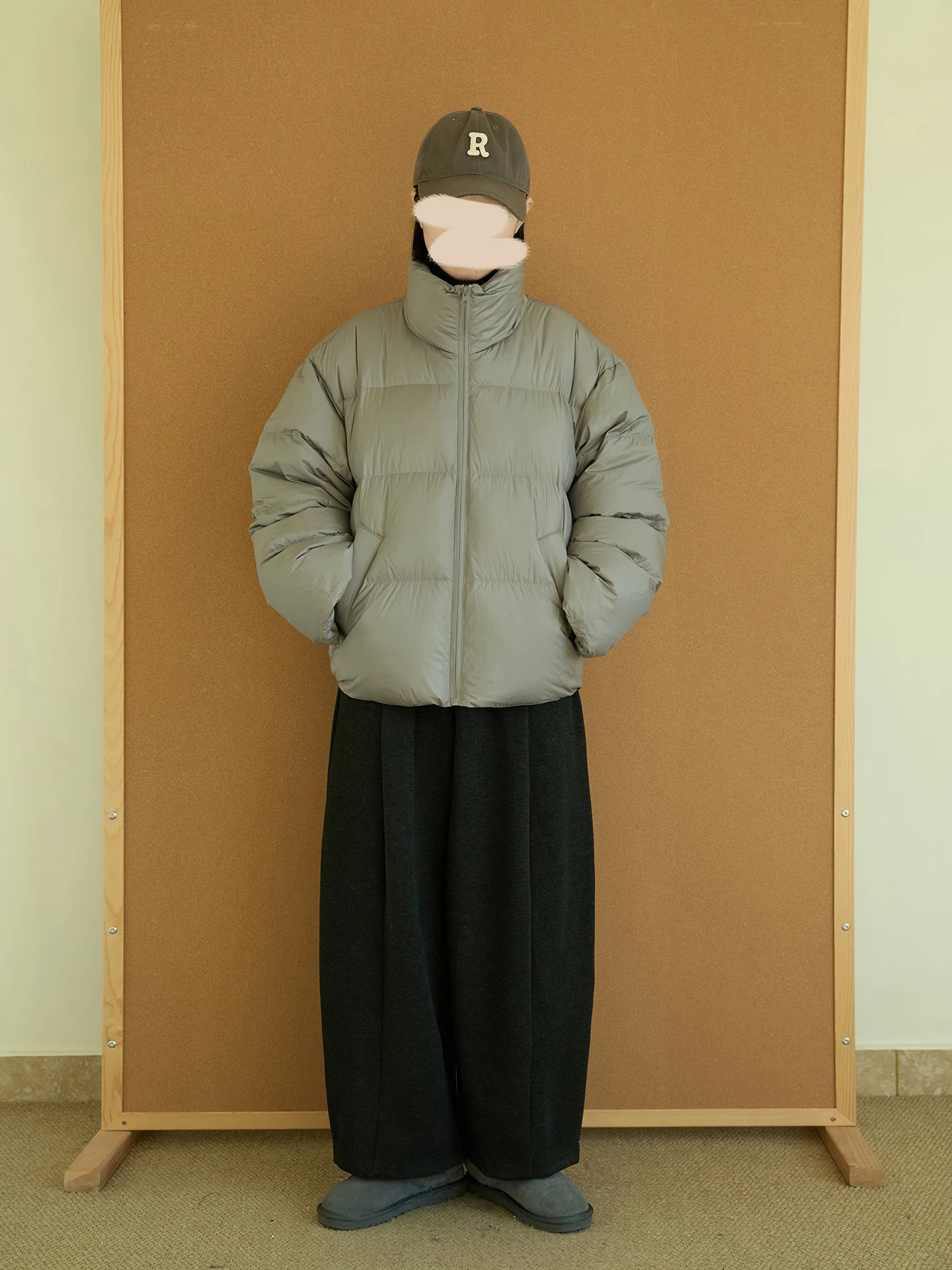 

Теплая женская куртка-пуховик с воротником-стойкой, свободного кроя, утепленная, с наполнителем из белого утиного пуха, простой дизайн