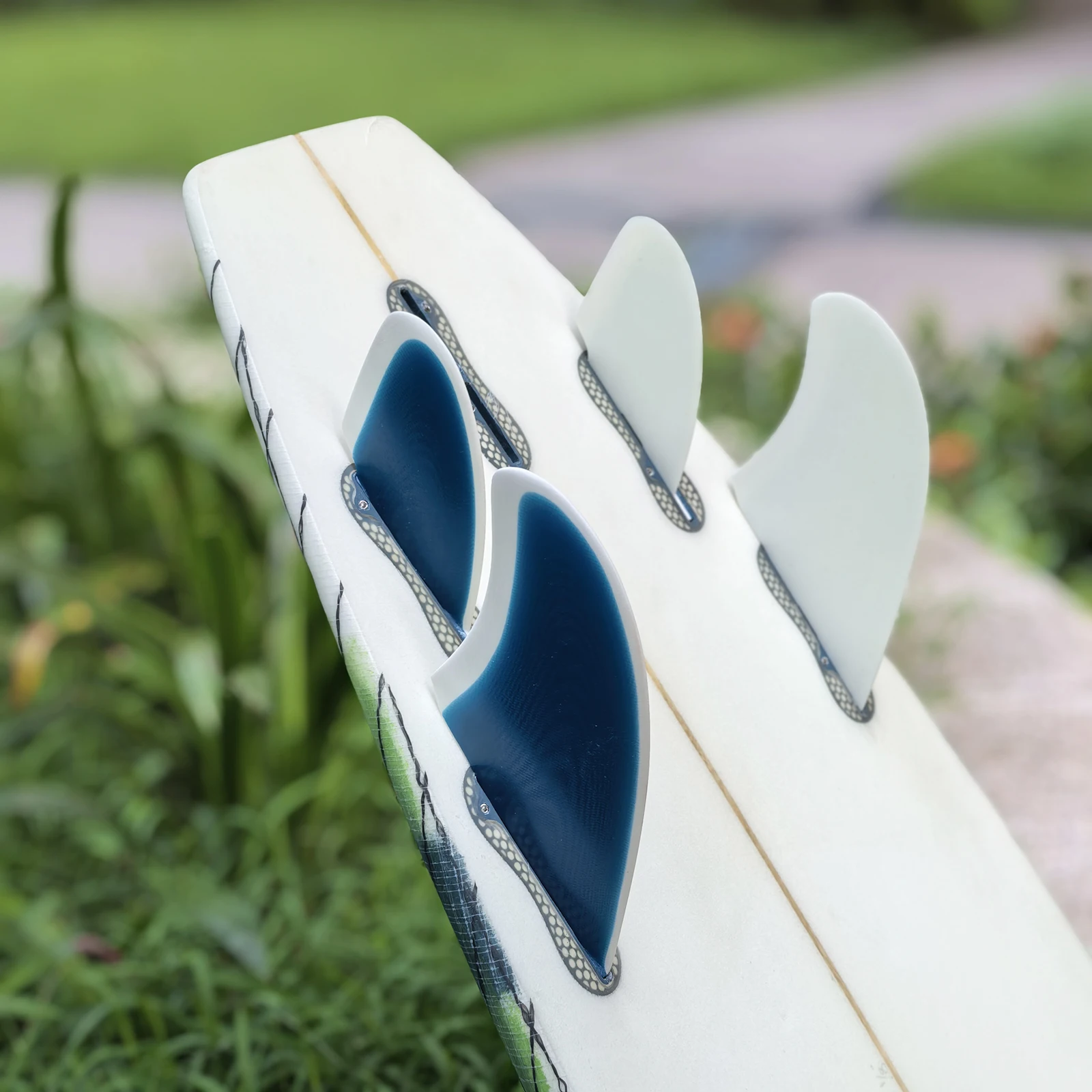 pinne-per-tavola-da-surf-upsurf-quad-4-pezzi-base-fcs-in-fibra-di-vetro-struttura-a-nido-d’ape-disponibili-in-rosso-e-blu-pinne-per-tavola-da-surf-per-il-surf-su-tavola-corta