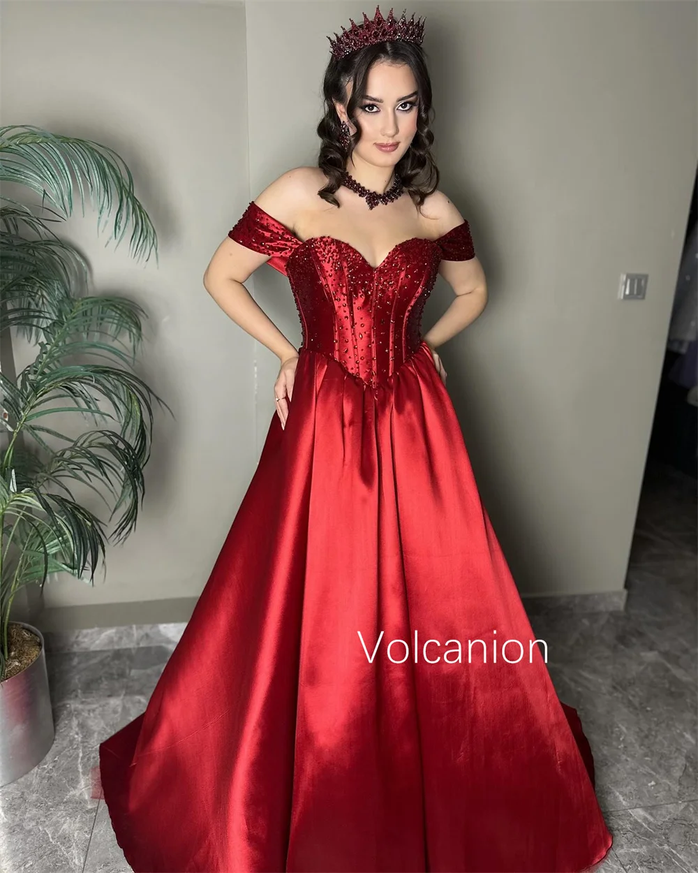 カスタマイズされたクラシックなシャルムーズプリーツティアードAラインオフショルダーロングドレスキンセアニェーラオーダーメイド特別な機会フォーマル