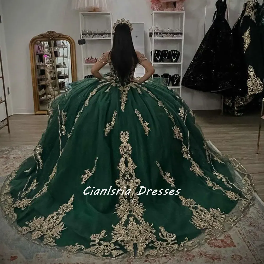 Esmeralda verde fora do ombro em camadas quinceanera vestido de baile apliques ouro miçangas cristal corset vestidos quinceañera