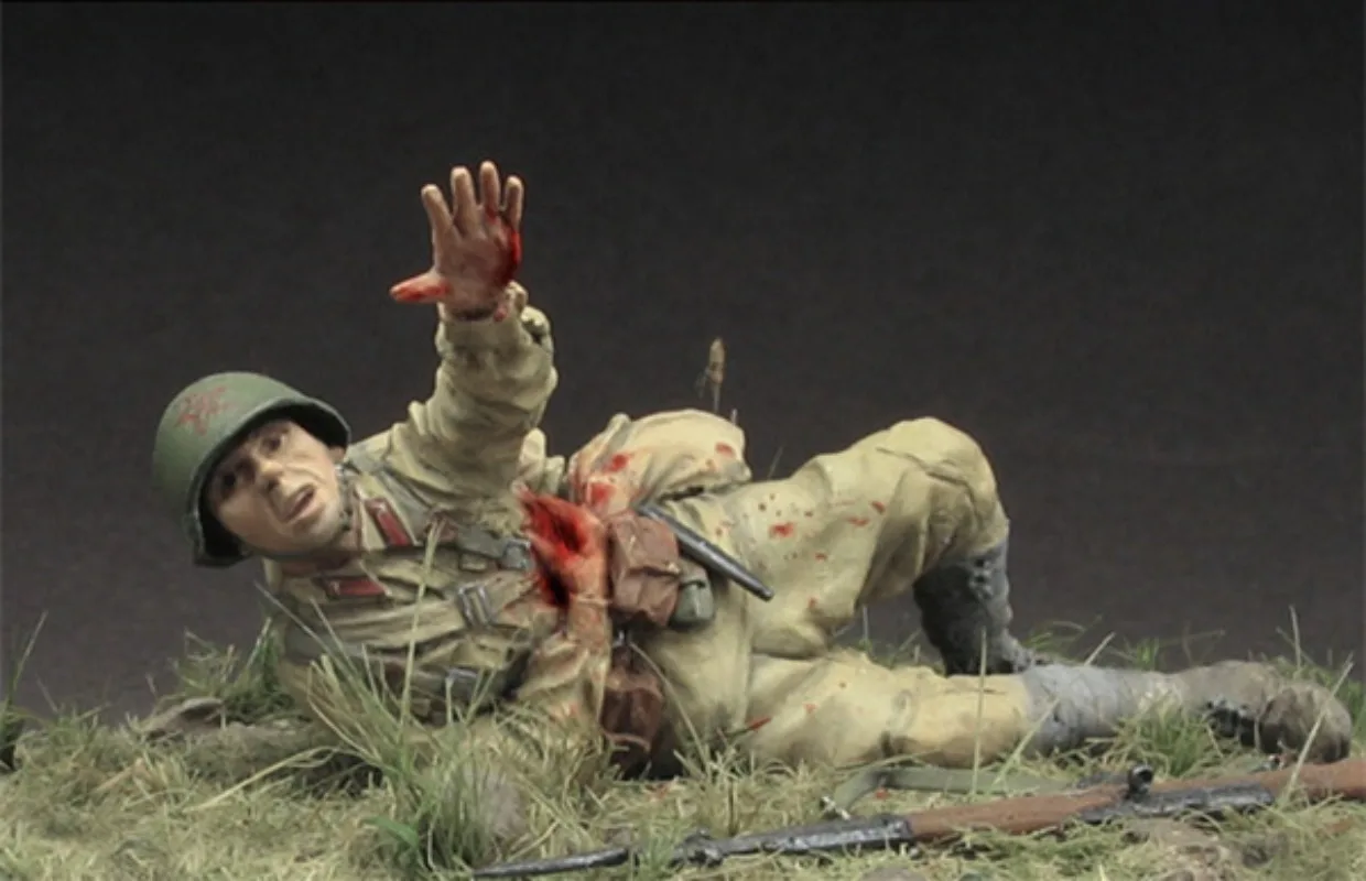 1/35 Scale Resin Figure Model Kit L Historical Military Wounded Soldier Miniature GK Toys Unassembled and Unpainted