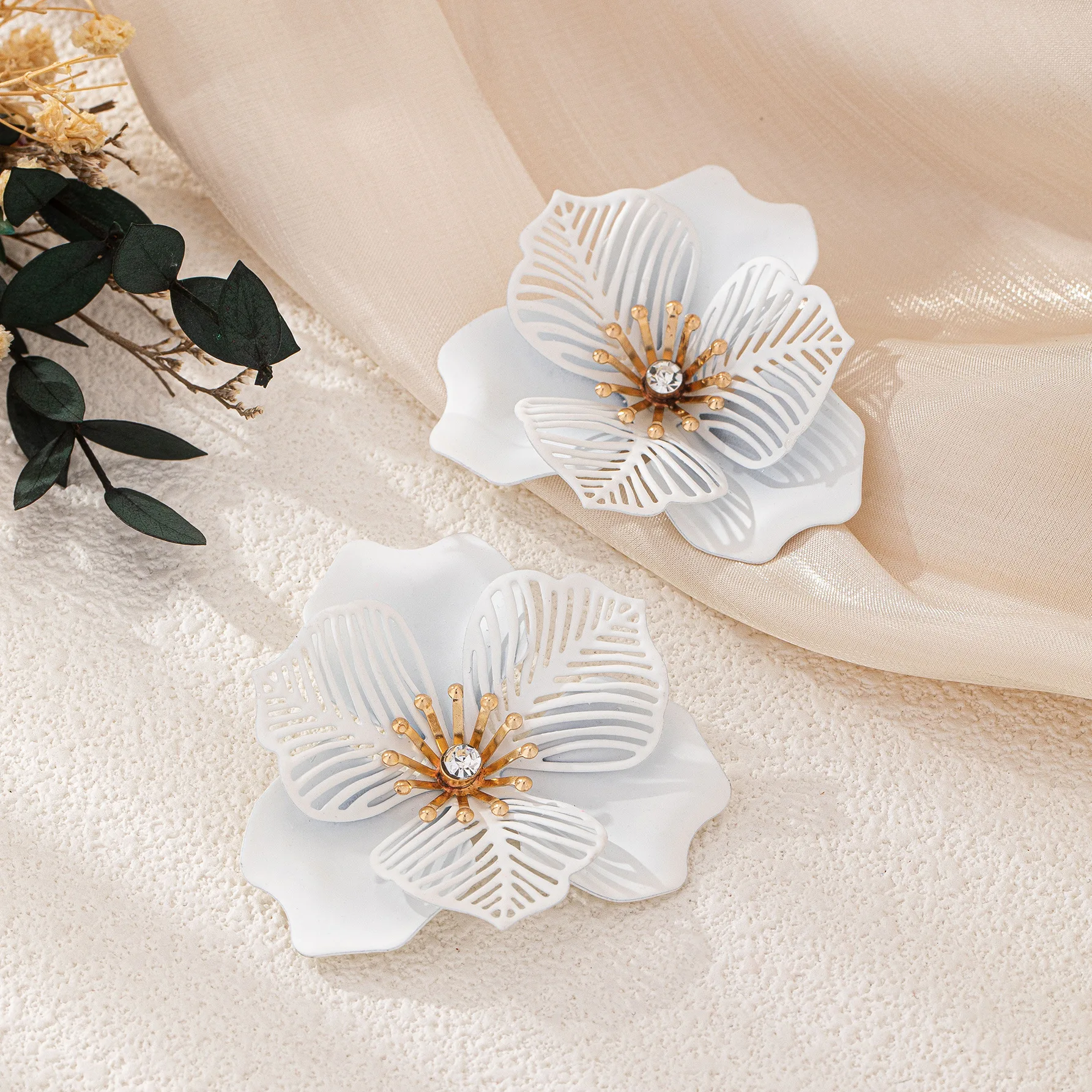 ¿Por qué elegir los pendientes de flores blancas para mujeres de 2025? Un análisis detallado