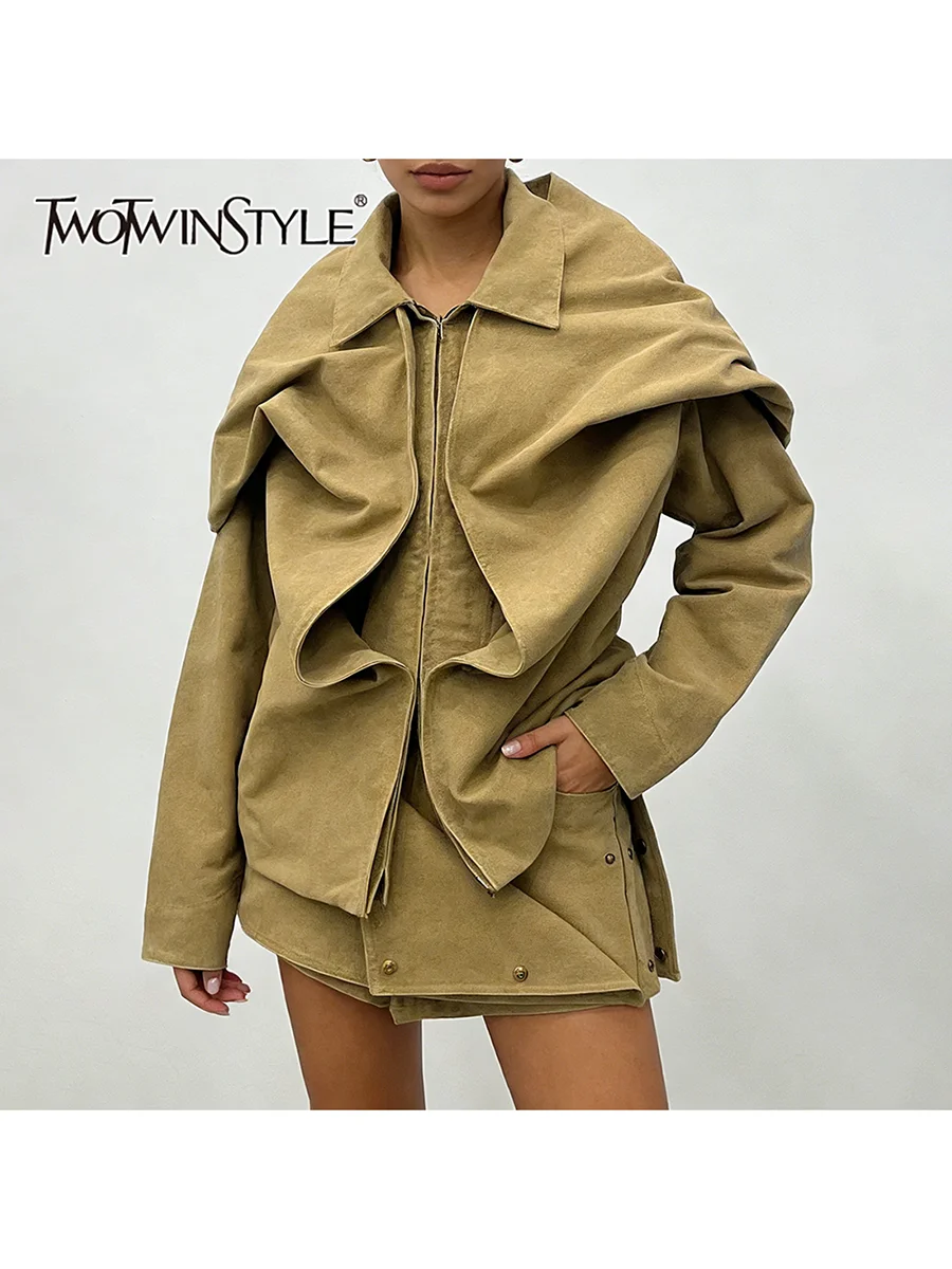 

TWOTWINSTYLE: Новый повседневный комплект из двух предметов для женщин: куртка с отложным воротником и длинными рукавами, шорты с высокой талией. Стильный женский костюм.