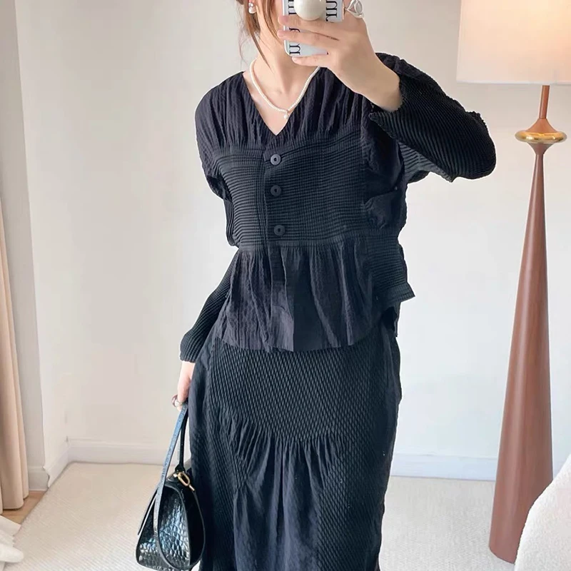 2025 Top estivo a maniche lunghe con scollo a V + gonna bustier in vita elastica Miyake Set da due pezzi da donna a pieghe chic dal design di alta qualità