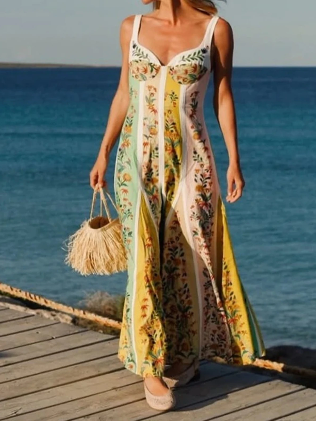 Sukienka w kwiatowy wzór w stylu boho, dopasowana, codzienna, z wysokim stanem, bez rękawów, z odkrytymi plecami, długa, elegancka.