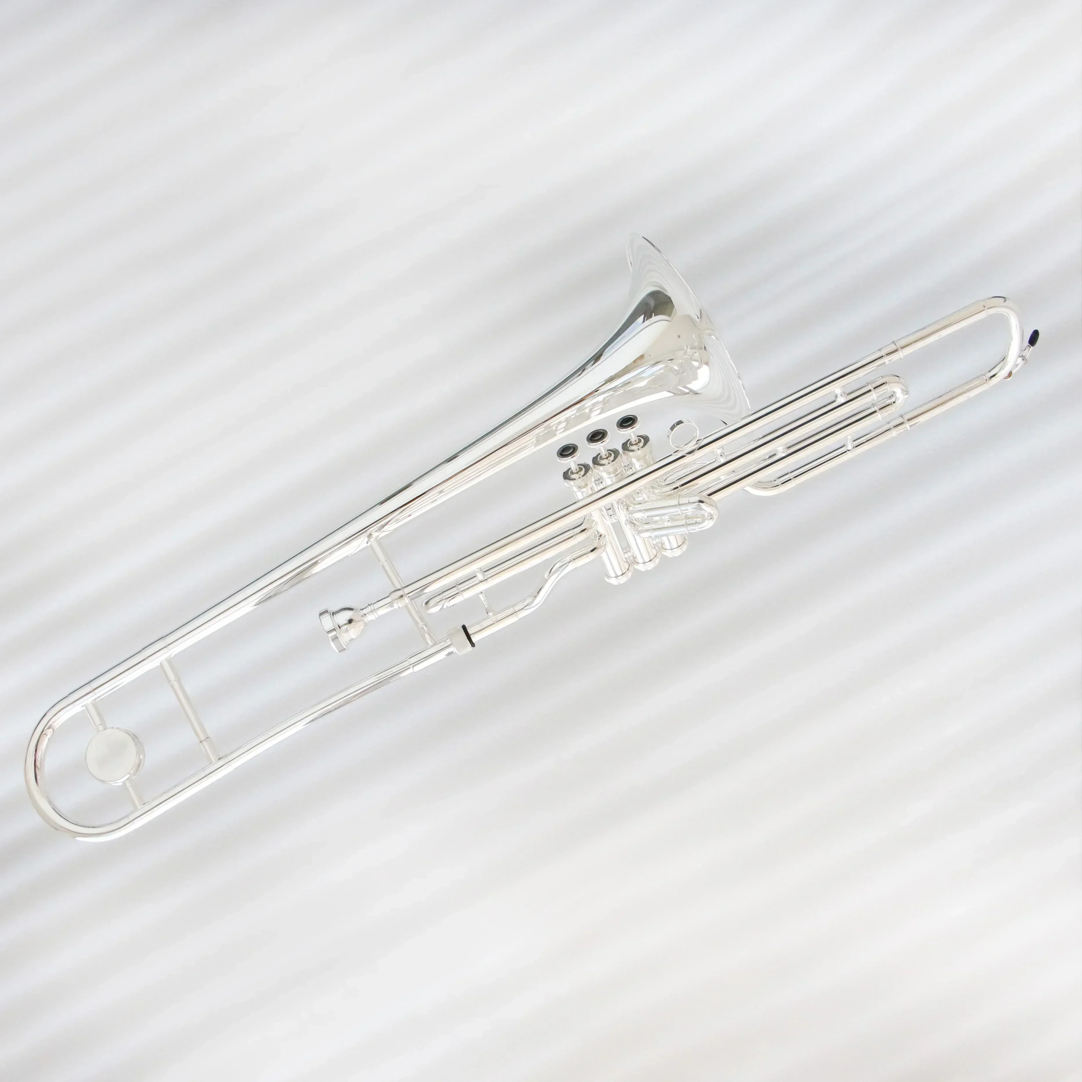 هيكل نحاسي ممتاز من تينور ترومبون احترافي لعام 2025 مع صمامات كوبرونيكل ولمسة نهائية مطلية بالذهب