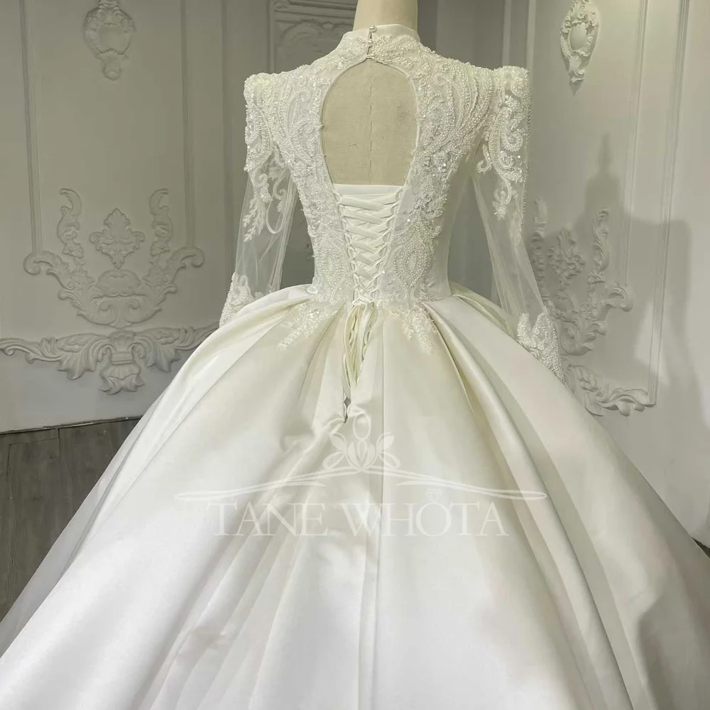 Abito da sposa a maniche lunghe con scollo a V in raso bianco avorio con lacci e buco della serratura sul retro con perline ricamate