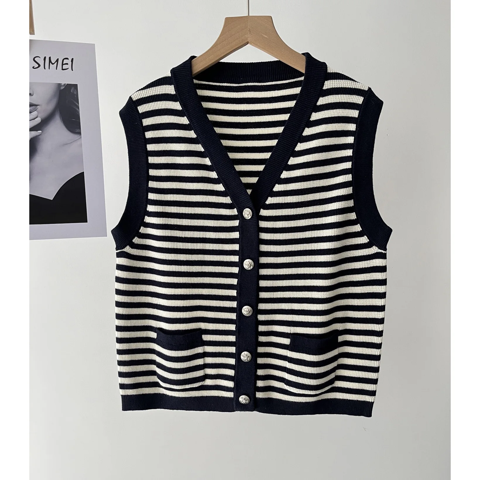 

Women's clothing Xiaoxiangfeng Qianjin feeling black striped pure cotton V-neck knitted vest spring and summer 16a-1178