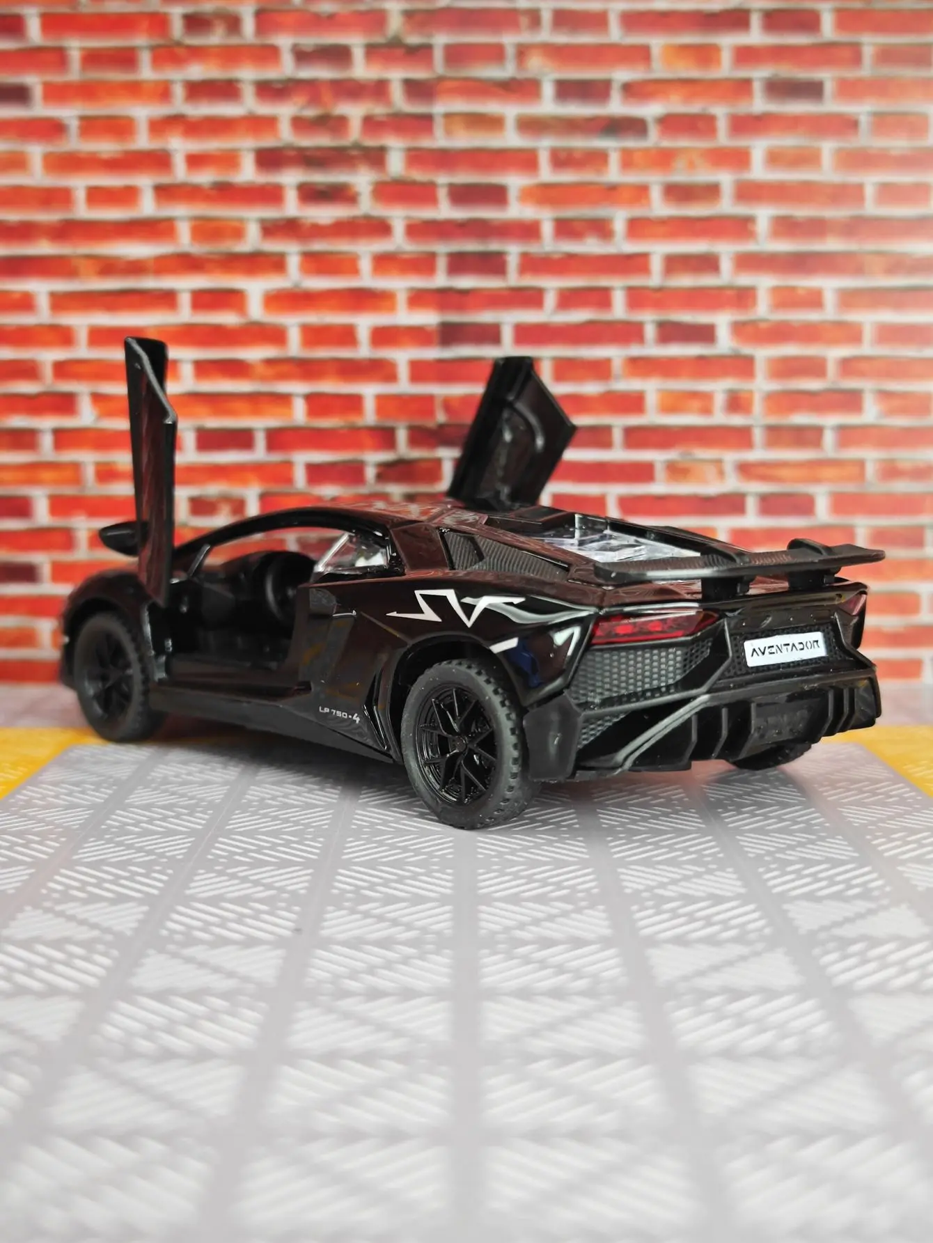 

1:32 LP750 alloy car model with sound and lighting functions The car door can be opened can be given as a gift to children