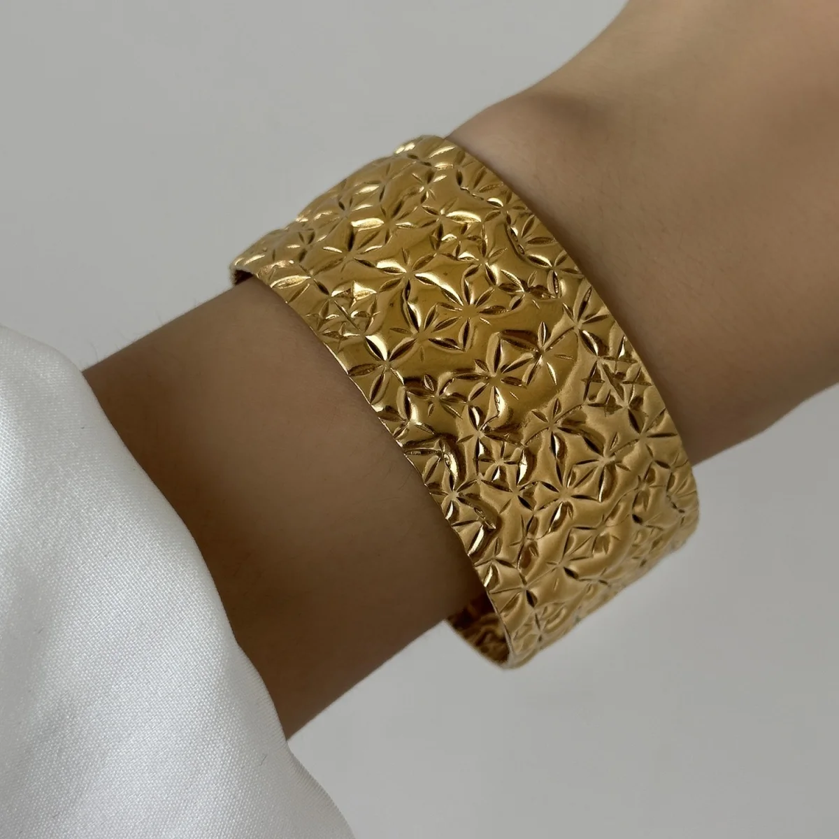 Breite Blume Textur Edelstahl Armbänder Für Frauen Männer Vintage Gold Farbe Chunky Metall Offene Manschette Armreif Punk Einfache Schmuck