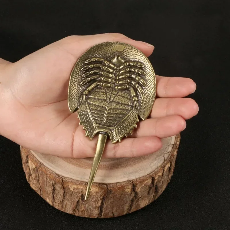 

Solid Brass Living fossil Tri-spine Horseshoe Crab Miniature Figurines Cute Animal Design Tea Pet Table Decoration Handcrafts