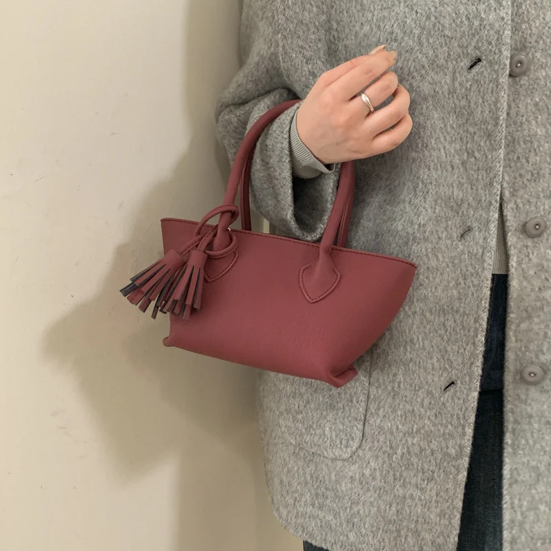 

Женская кожаная сумка с металлической кисточкой и подвесным декором, ручная сумка через плечо двойного назначения, повседневная повседневная сумка через плечо 2026