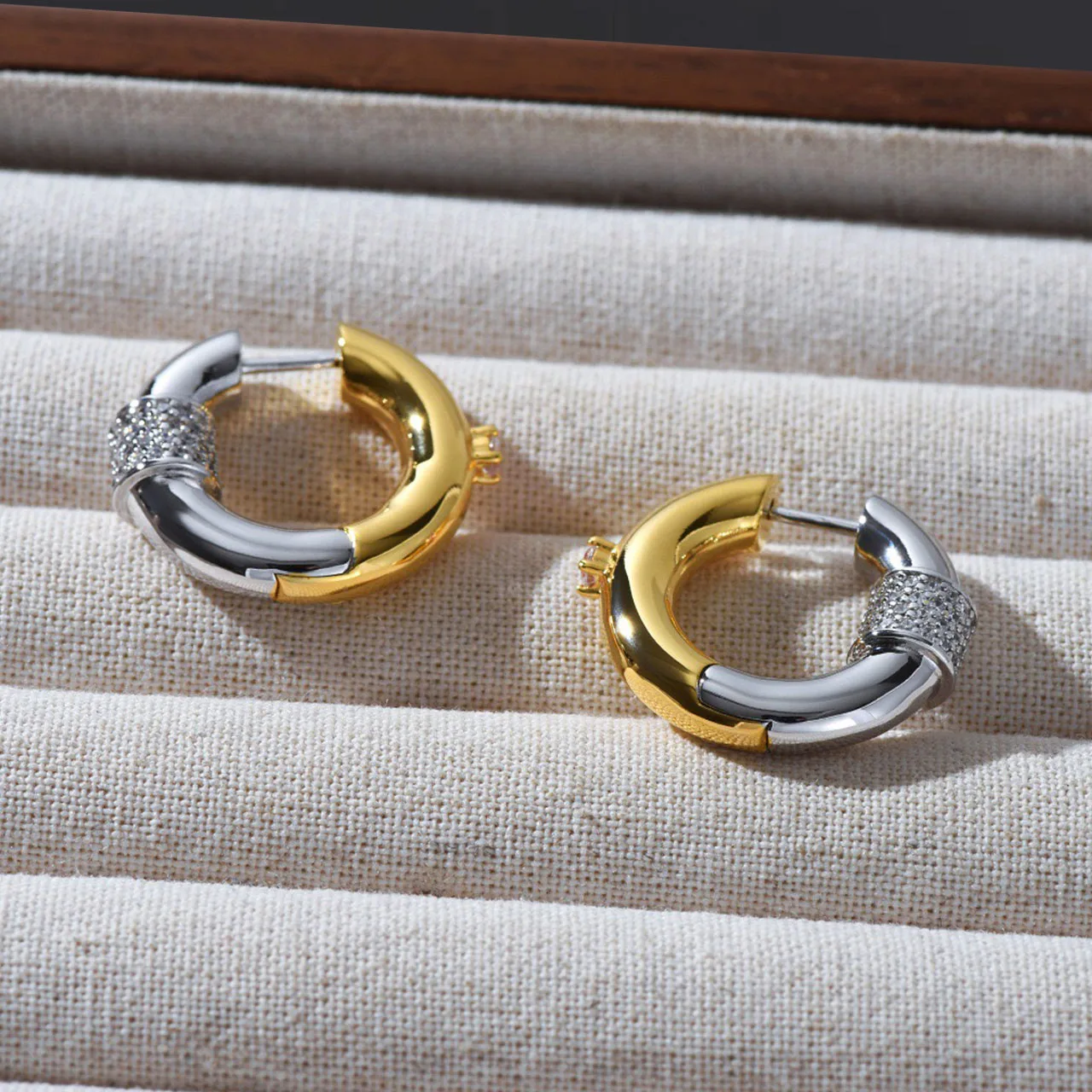 

New Jewelry & Accessories Sports And Leisure Style Two Tone Metal Geometric Hollow Circle Earrings For Women's Parties & Gifts