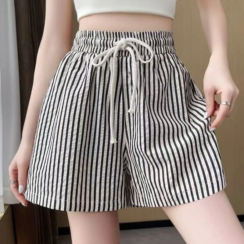 

Летние тонкие шорты 2026 с эластичным поясом и вертикальными полосками, женские, свободные, тонкие, широкие, А-образные, повседневные брюки