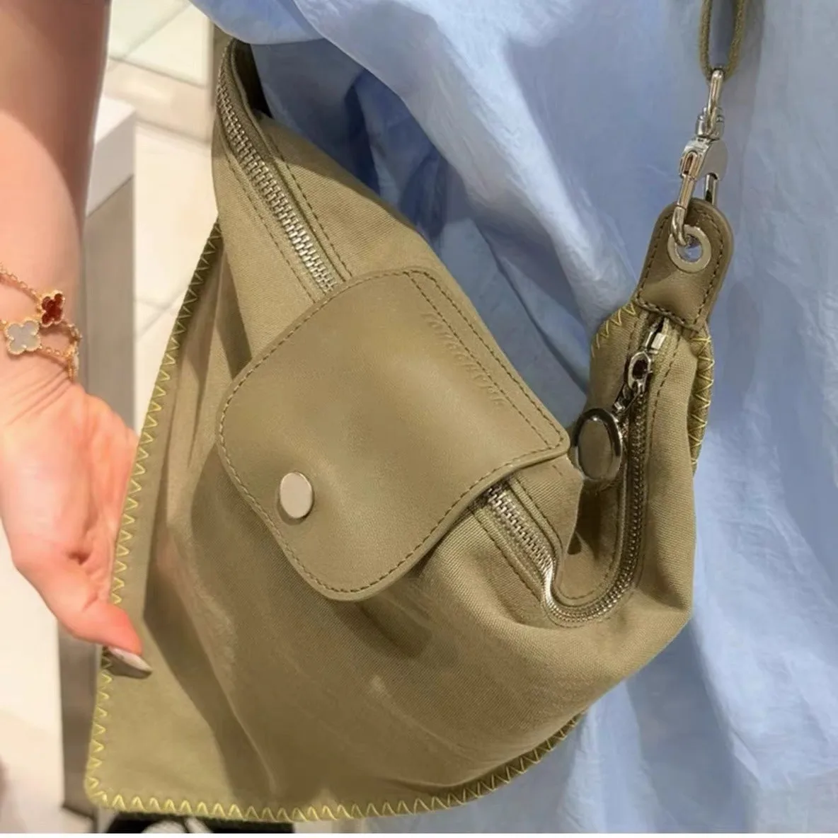 Fashion Canvas Triangle Underarm Bag Women Soft Large Capacity Shoulder Bag Ladies Casual Commuter Versatile Crossbody Bag 2026