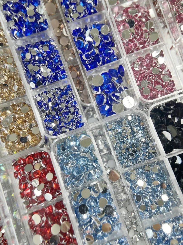 เพชรเรซิ่นแบบแบนหลังเรียบ ขนาดผสม 2-6 มม. ไม่ใช้ความร้อนติดกาว สำหรับตกแต่งเล็บ แต่งหน้า และงาน DIY