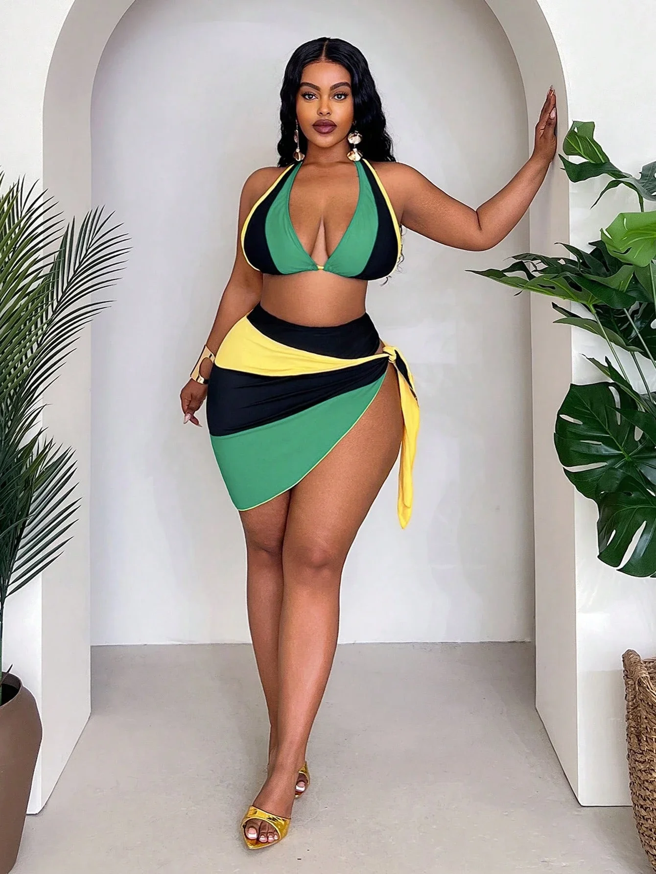 

Комплект пляжной одежды для женщин больших размеров: бикини с треугольными чашечками в стиле колор-блок, трусики-стринги с высокой посадкой и парео-саронг, 3 предмета