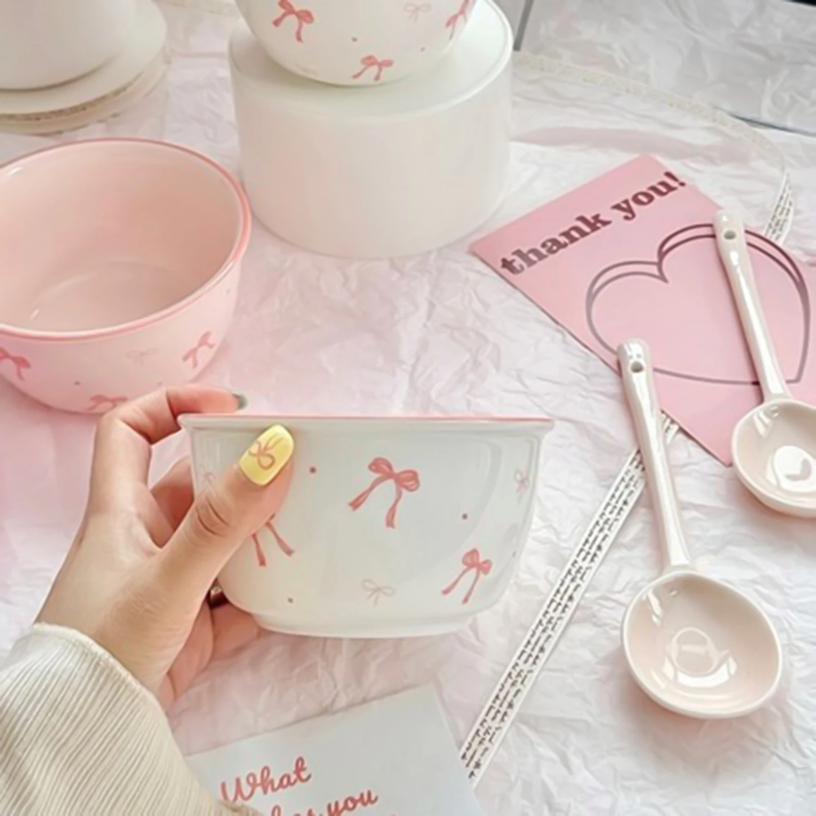 Simpatico set di cucchiai e ciotola in ceramica con un unico motivo a fiocco in colore sottosmalto, regali ideali per parenti e amici