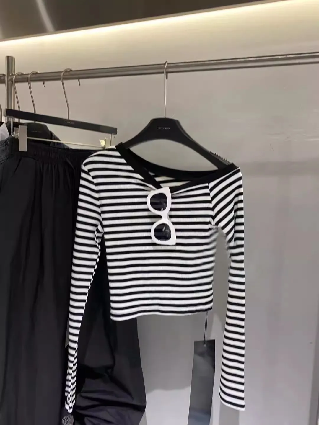 

Женская приталенная футболка с открытыми плечами и полосками, весна 2026, в стиле Dongda Gate Spicy Girl, с длинным рукавом