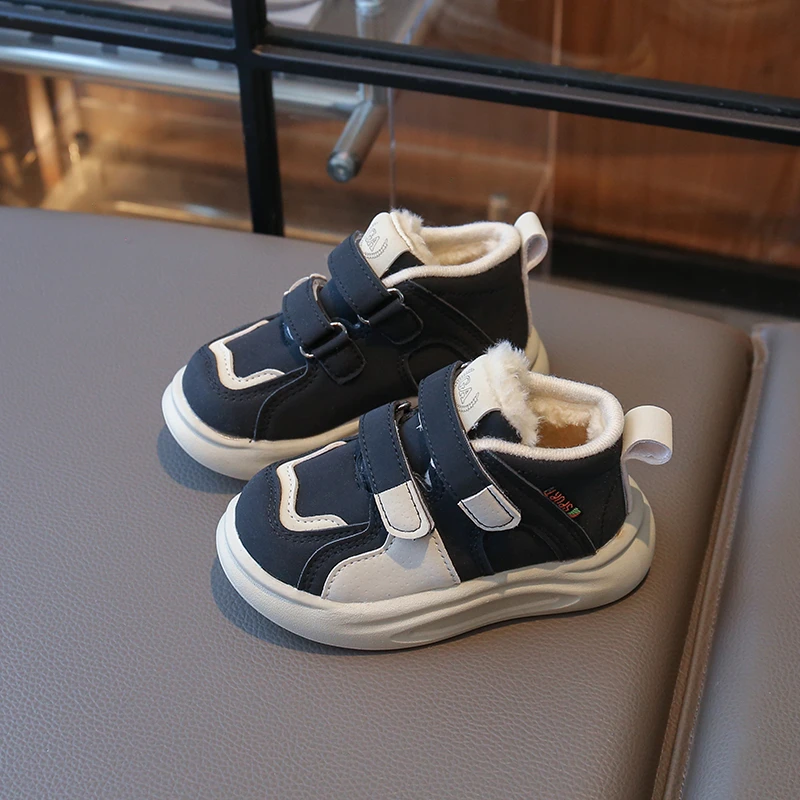 รองเท้ากีฬาเด็ก ปี 2025 รุ่นใหม่สำหรับฤดูหนาว รองเท้าลำลองแบบสวมใส่สบาย รองเท้าวิ่งกลางแจ้ง รองเท้าพื้นเรียบอเนกประสงค์