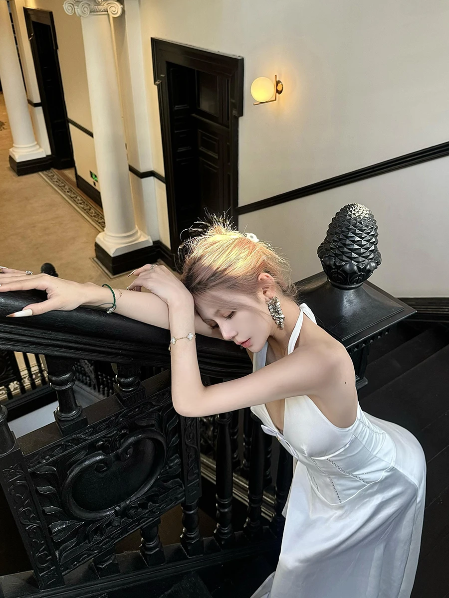 ReddaChic Boog Decor V-hals Vrouwen Feestjurk Wit Satijn Backless Hollow Out Halter Lange Jurk Afstuderen Elegante Zomerkleding