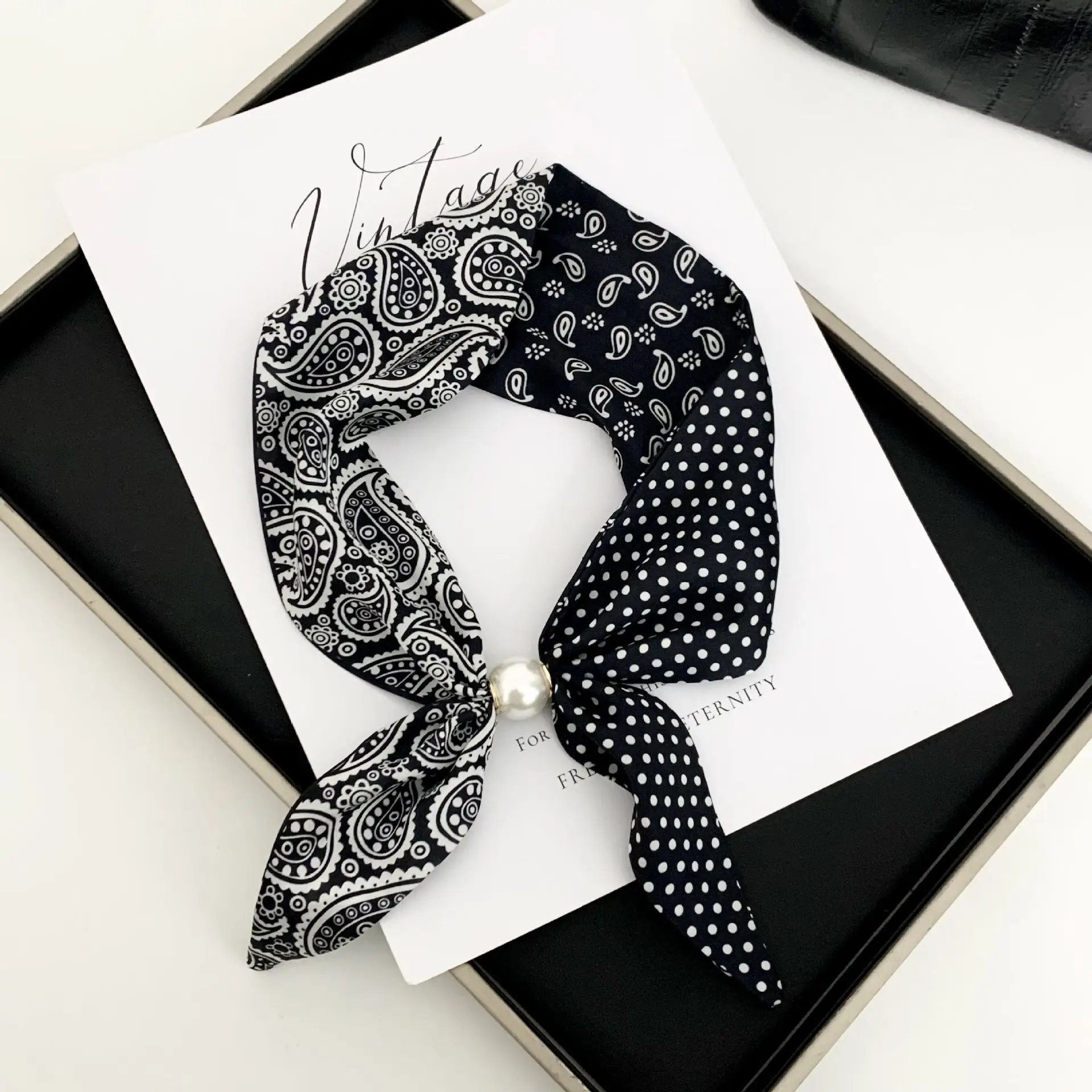 Cashew Flower zijden sjaal Moeiteloze sleutelbeenketting Nekwarmer met parelketting Sjaal met magnetische sluiting - afbeelding 1