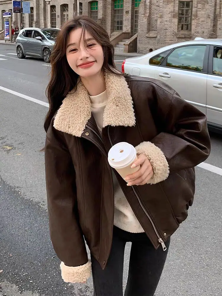 Amerikanischen Retro Kaffee Motorrad Leder Jacke Für Frauen Herbst Winter Dicke Fleece Lamm Wolle Spleißen Leder Mantel Lose Warme