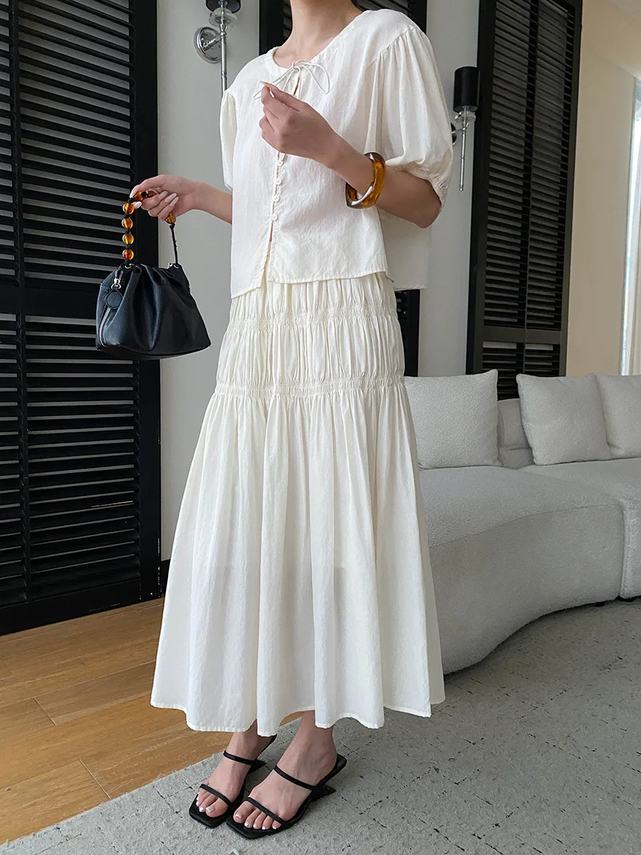 Sommerliches Damen-Set: Lässiges, einfarbiges, französisches Spitzenhemd mit kurzen Ärmeln und plissiertem, elastischem Rock mit hoher Taille – Detail 26