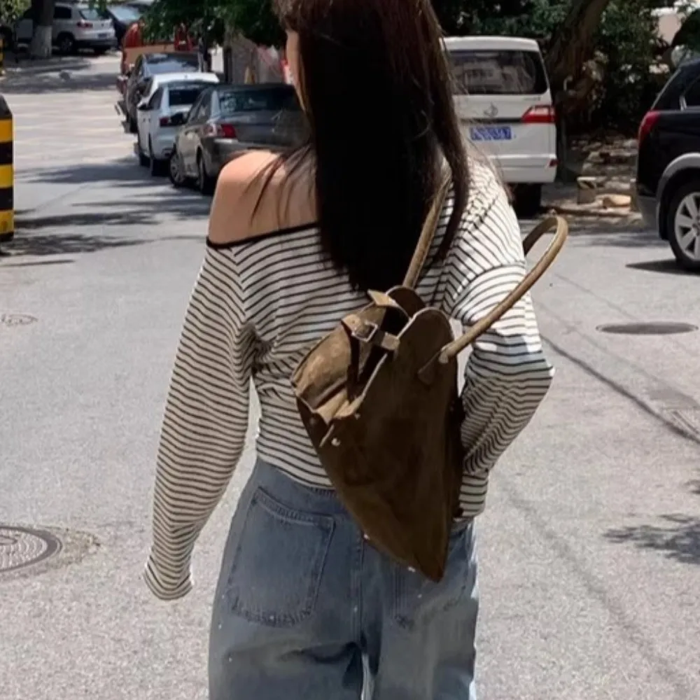 قميص نسائي بأكمام طويلة للربيع والخريف بتصميم بسيط بكتف واحد وياقة مشقوقة مع تفاصيل أزرار وخطوط، مناسب للارتداء اليومي