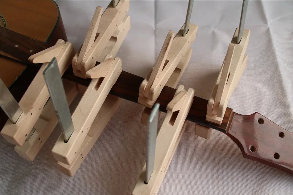 HUATOOL Hartes Ahornholz Eisen Deep Throat Klemme für Gitarre Cello Violine Brücke F-Form Holzbefestigung Holzarbeiten – Detail 9