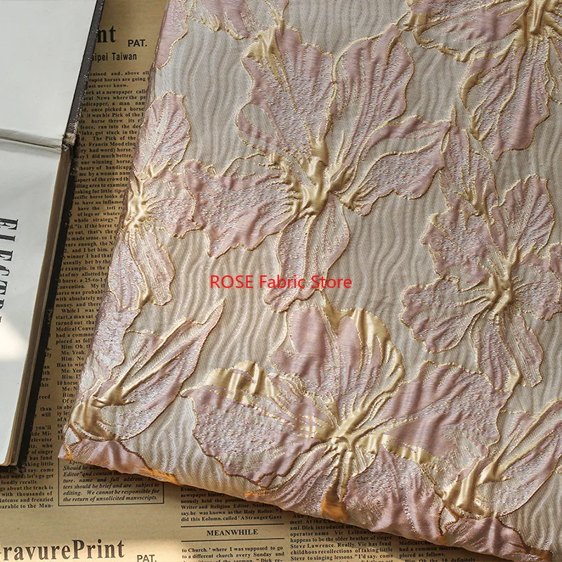 

1-метровая жаккардовая ткань с золотым шелковым цветочным тиснением, тканая парча, полиэстер, морщинистая текстура, ткань для женской одежды