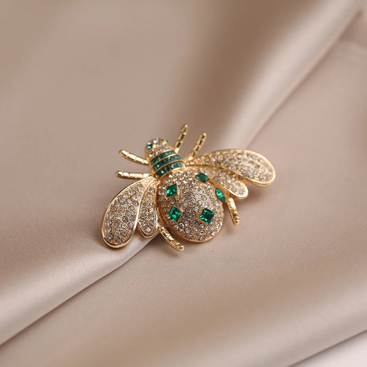 2PC new bee brooch high-end sense light luxury insect series high-end women's corsage coat personalized pin wholesale