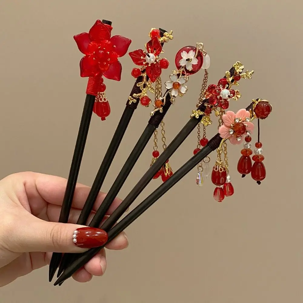 Retro ดอกไม้ไม้ผมพู่สีแดง Hanfu Hairpin ผมตะเกียบส้อมผม Cheongsam อุปกรณ์เสริม