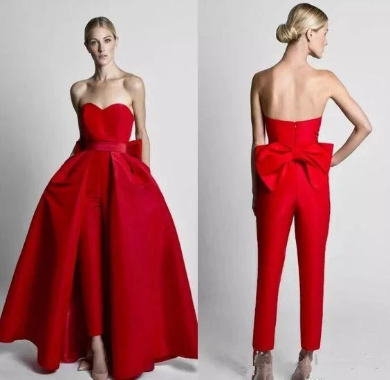 Bescheidene rote Jumpsuit-Abschlussballkleider mit abnehmbarer Schleppe 2025, trägerlos, matte Fleckenschleife, rückenfrei, Anlass, Abend-Hosenanzug