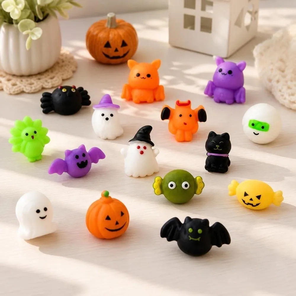 50Pcs Novelty Mini Halloween Squeeze Soft Anxiety Relief Ghost Squishy Random Funny Realistic Pumpkin Pinch Halloween Party