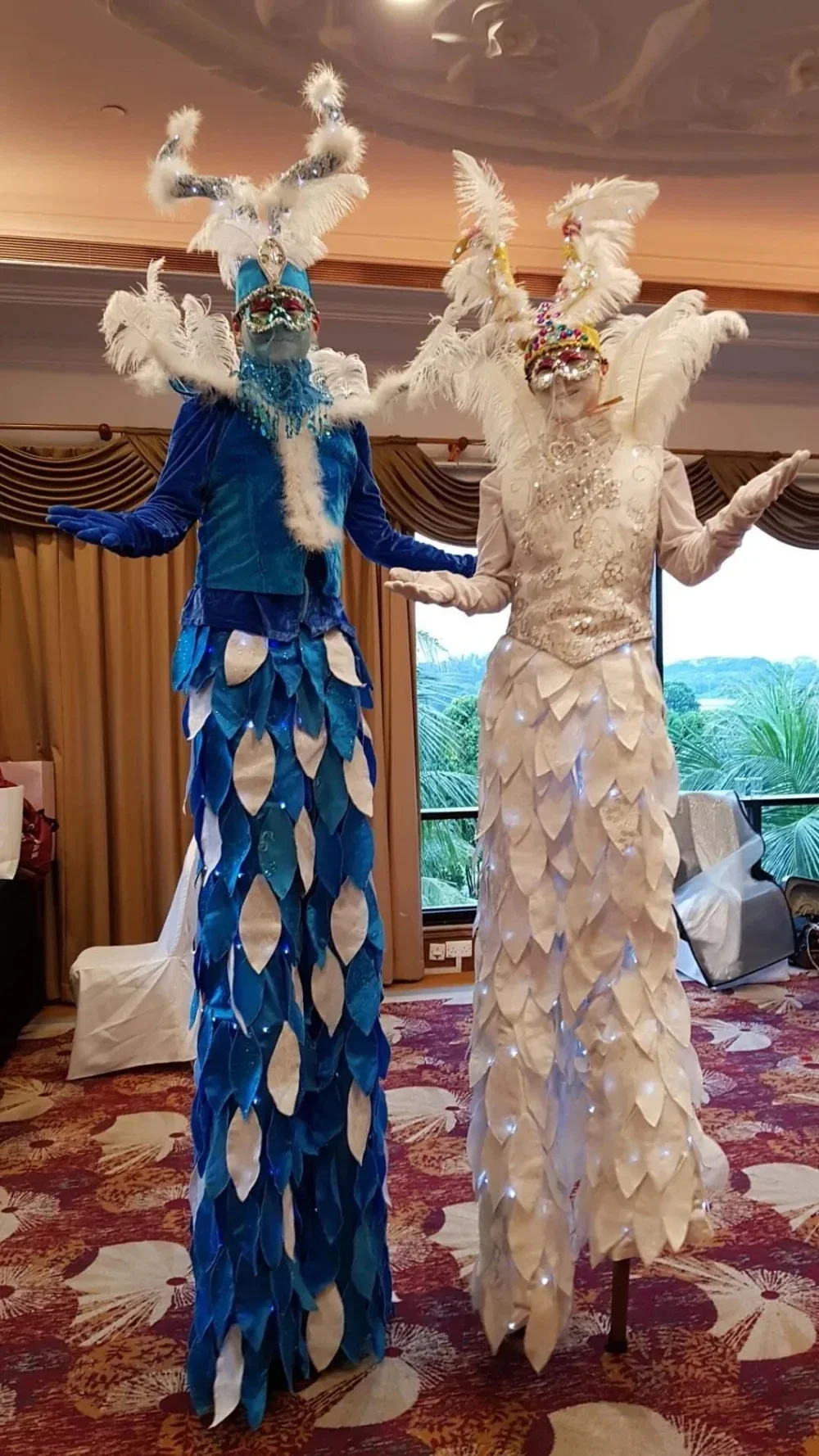 Disfraz de andador de zancos LED para Halloween, traje de luz LED que cambia de Color, Robot LED azul y blanco para espectáculo de puesta en escena en club nocturno